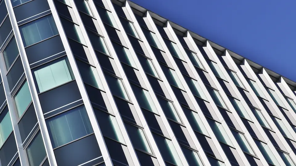 Detail fasády budovy Černá perla v Ostravě s pravidelným rastrem oken a svislými světlými lamelami; dodavatel fasády CLEARMONT Ostrava.
