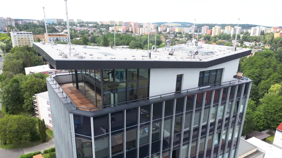 Horní část budovy Černá perla v Ostravě s moderní prosklenou fasádou a střešní terasou po rekonstrukci; realizace fasády CLEARMONT Ostrava.