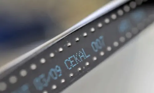 Detail distančního rámečku izolačního skla s vyraženým označením CEKAL.